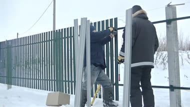 Забор из евроштакетника на ж/б сваях