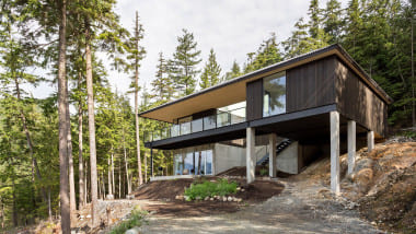 Возводим фундамент на склоне: какой лучше выбрать?