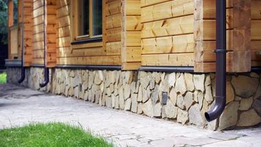 Как правильно выполнить отделку цоколя и обустроить подвал, чтобы во время эксплуатации не возникало проблем, от которых страдают конструктивные элементы здания?