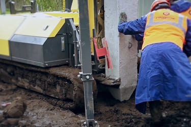 Забиваем сваи 300х300 мм длиной 6 м без лидерного бурения