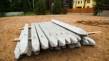 Берегоукрепление железобетонными сваями