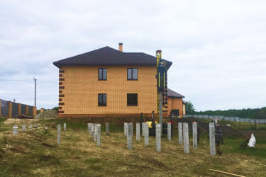 35FS Тюмень — возведение свайного ЖБ фундамента на участке с уклоном