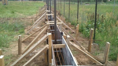 Фундамент для забора вокруг участка