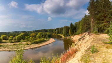 Установка свай для укрепления склона или берега