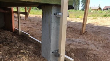 Каким материалом практичнее закрыть свайный фундамент снаружи?