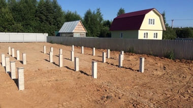 Фундамент на железобетонных сваях - пожалуй, лучший фундамент для частного строительства