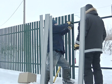 Забор из евроштакетника на ж/б сваях